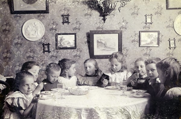 Fotografi. Børn omkring et bord